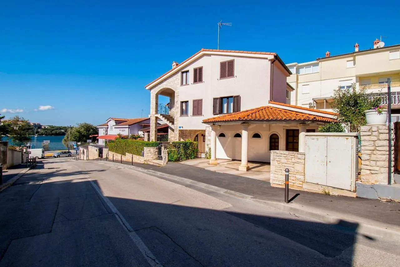 Holiday Apartment 50M From The Beach Pjescana Uvala 0*,